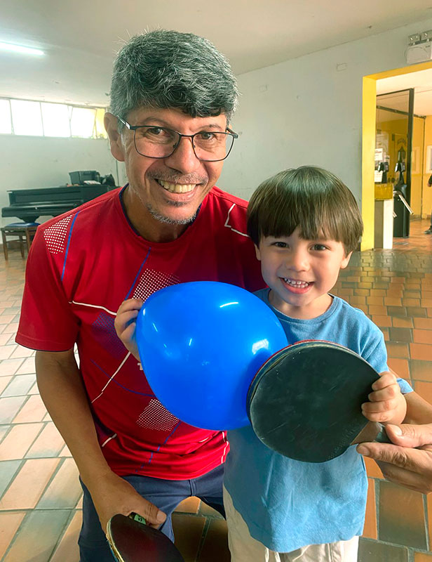Martin, aluno do Playpong Baby de tênis de mesa, com três anos incompletos.